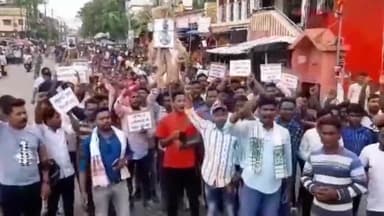 गिरिडीह: मध्य प्रदेश में हुए पेशाब कांड को लेकर भाजपा नेता प्रवेश शुक्ला का आदिवासी छात्र संघ ने टावर चौक पर पुतला फूंका