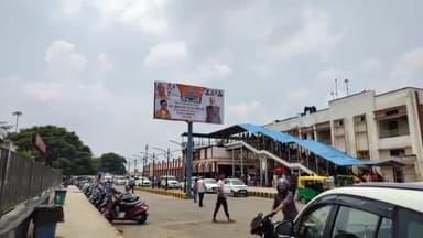 गोरखपुर: प्रधानमंत्री के कार्यक्रम के मद्देनजर पूरा शहर होर्डिंग और बैनर से पटा