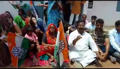 कुरवाई :— पंचायत भवन बरवाई के बाहर ग्रामीणों के साथ कांग्रेस पदाधिकारियों ने सुभाष बोहत एडवोकेट के नेतृत्व में विद्युत समस्या को लेकर धरना प्रदर्शन कर न्याय मांगा ।