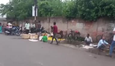 रायबरेली: रेलवे स्टेशन मछली मंडी-कांवड़ यात्रा को लेकर प्रतिबंधित मीट की दुकानों पर नहीं लग पा रही रोक, सड़कों पर बिक रहा मीट