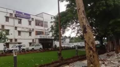 ओरमांझी: धुर्वा स्थित गोल चक्कर के पास जैप, आईटी सहित कई विभागों के भवन की बाउंड्री वॉल गिरी