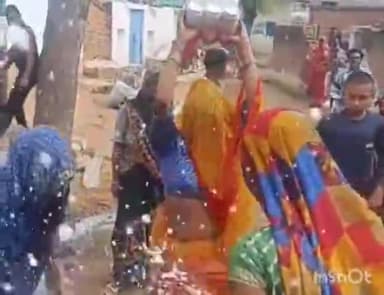 टीकमगढ़: बड़ागांव खुर्द गांव में महिलाओं ने तोड़ी अवैध शराब की बोतलें, शराब को किया नष्ट