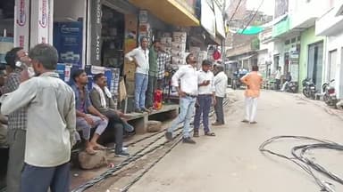 मऊरानीपुर: परमट चौराहा कावड़ यात्रा व जलविहार के पहले बिजली विभाग ने शुरू किया सुधार कार्य,बनाई जा रही सुचारू विद्युत व्यवस्था।