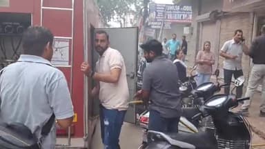 गंगानगर: रेलवे स्टेशन मार्ग पर स्थित सेंट्रल बैंक ऑफ इंडिया के पैनल में लगी आग, दमकल विभाग के कार्मिक पहुंचे मौके पर