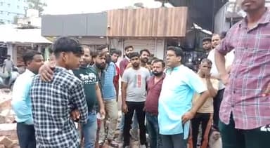 अलवर: अलवर नगर परिषद द्वारा अतिक्रमण कारवाई के दौरान चूड़ी मार्केट स्थित वाहन पार्किंग तोड़ने को लेकर व्यापारियों ने जताया रोष