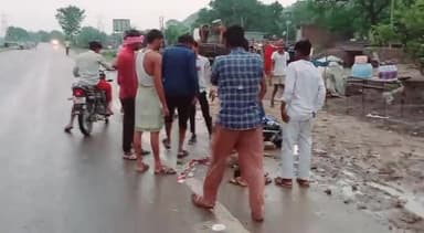 मऊरानीपुर: अटारन दादी के साथ घर की तरफ लौट रहा मोटरसाइकिल सवार बीच रास्ते में हुआ दुर्घटना का शिकार,हालत गंभीर।