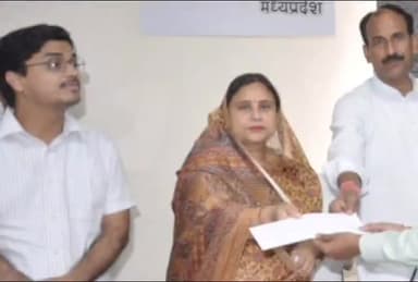 ग्वालियर गिर्द: बाल भवन परिसर में महापौर शोभा सिकरवार ने सौंपे अनुकंपा नियुक्ति पत्र