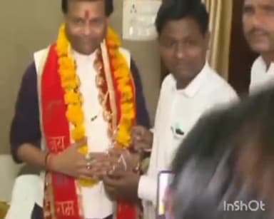 ग्वालियर गिर्द: पिन्टो पार्क इलाके में पूर्व मंत्री जयभान सिंह पवैया ने मनाया अपना जन्मदिन, पार्टी के नेता और कार्यकर्ताओं ने दी बधाई