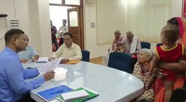 जहानाबाद: उप विकास आयुक्त परितोष कुमार द्वारा उनके कार्यलय प्रकोष्ठ में लगाया गया जनता दरबार ।