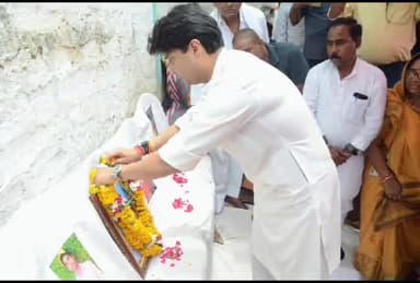 ग्वालियर गिर्द: गांव बिल्हेटी में पहुंचकर केन्द्रीय मंत्री सिंधिया ने दतिया हादसे के पीड़ित परिवार से की मुलाकात