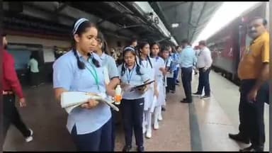 गोरखपुर: वंदे भारत ट्रेन में पीएम मोदी से मुलाकात करेंगे छात्र-छात्राएं, गोरखपुर स्टेशन पहुंचे छात्र-छात्राओं में दिखा उत्साह