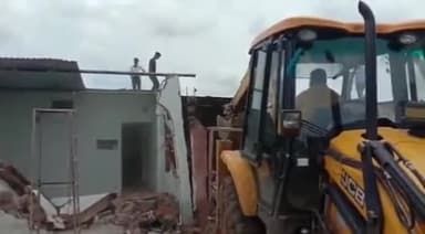 बड़नगर रोड पर मुरलीपुरा चौराहा के पास सिंहस्थ भूमि में अवैध मकान के निर्माण पर नगर निगम व पुलिस प्रशासन ने चलाया बुलडोजर