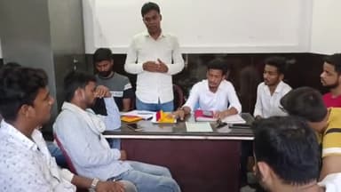 छात्र राष्ट्रीय जनता दल के एक दिवसीय कार्यकर्ता बैठक में छात्रों को संबोधित करते हुए प्रदेश उपाध्यक्ष अमरेन्द्र कुमार।