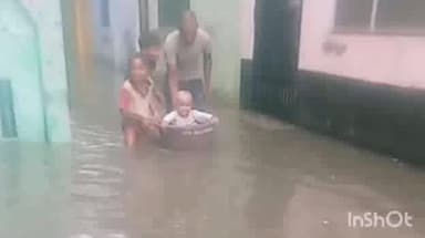 बरेली: सुभाष नगर की राजीव कॉलोनी में भरा पानी, बच्चे को टब में बिठाने का वीडियो हुआ वायरल