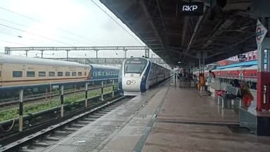 गोरखपुर: कल से गोरखपुर रेलवे स्टेशन से लखनऊ के बीच नियमित चलेगी वंदे भारत ट्रेन, टिकटों की बुकिंग का सिलसिला है जारी