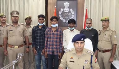 इटावा: फ्रेंड्स कॉलोनी थाना पुलिस ने मोबाइल लूटने वाले 4 लुटेरों को किया गिरफ्तार, एक मोटरसाइकिल व 6 मोबाइल हुए बरामद