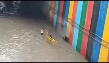 इटावा: मैनपुरी अंडरपास में बारिश के चलते भरा पानी, बैरिकेट्स लगाकर बंद किए गए रास्ते