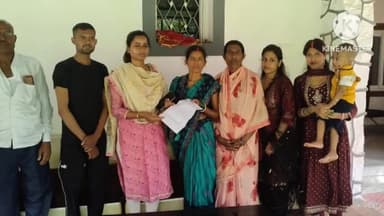 पतरातू: बड़कागांव विधायक अंबा प्रसाद ने बड़कागांव क्षेत्र के पतरातू प्रखंड के 1 व्यक्ति की किडनी खराब होने पर ₹5 का अनुदान दिया