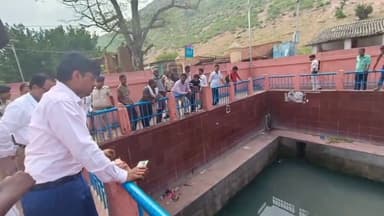 गया टाउन सीडी ब्लॉक: मोहड़ा स्थित तपोवन गर्म जल कुंड का जिलाधिकारी ने किया औचक निरीक्षण, 7 दिनों के अंदर कुंड को साफ करने के दिए निर्देश