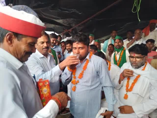 कोलघाट पुल चालू कराने को लेकर हम सभी साथियों द्वारा चल रही भूख हड़ताल आज उपजिलाधिकारी महोदय कलान द्वारा जूस पिला कर खत्म कराई गई।
#कोलाघाटपुल 
#भूखहडताल
#कोलाघाट_पुल_चालू_करो।