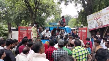 सिरोंज: ज़मीनी मामले में सुनवाई न होने से अक्रोषित किसान ने तहसील कार्यालय के गेट पर ट्रैक्टर ट्राली खड़ा कर किया प्रदर्शन