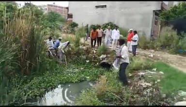 आज़मगढ़: DM के निर्देश पर संचारी रोगों की रोकथाम हेतु कोल पांडेय गांव में ग्रामीण सफाई कर्मियों ने चलाया वृहद सफाई अभियान