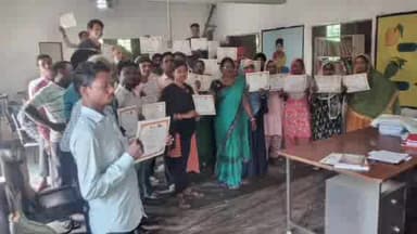 जलालगढ़: जलालगढ़ सामुदायिक भवन में शिक्षा स्वयंसेवक एवं तालिमी मरकज को किया गया सम्मानित बांटा गया प्रशस्ति पत्र।