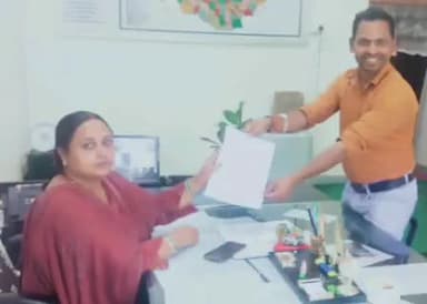 इचाक: प्रखंड में एनएच 33 के किनारे बने कुओं को ढकने की मांग को लेकर आदर्श युवा संगठन के केंद्रीय अध्यक्ष ने दिया आवेदन