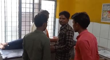 मऊरानीपुर: धौर्रा में पेड़ से जामुन तोड़ते समय हुई दुर्घटना में एक युवक हुआ घायल, अस्पताल में कराया गया भर्ती