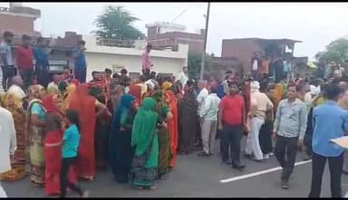 इटावा: नगला कन्हई में कंटेनर ने मारी टक्कर,हादसे में 2 लोगो की दर्दनाक मौत,3 घायल इलाज जारी