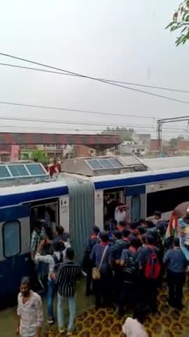 सहजनवा रेलवे स्टेशन पर वन्दे भारत एक्सप्रेस ट्रेन का हुआ भव्य स्वागत #vandebharatexpress #sahjanwa #vandebharat #vidrohi