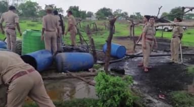 ललितपुर: पुलिस व आबकारी विभाग की संयुक्त टीम ने चीरा में दबिश के दौरान 2000 लीटर लहन किया नष्ट 1 गिरफ्तार 50 लीटर शराब की बरामद