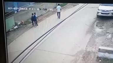 ओरमांझी: रांची अरगोड़ा थाना क्षेत्र पुंदाग स्थित पुराना अरगोड़ा चौक पर अपराधियों ने कोयला कारोबारी को मारी गोली घटना सीसीटीवी मे