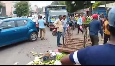 ग्वालियर गिर्द: इंदरगंज चौराहे पर सब्जी विक्रेताओं ने निगम कर्मियों पर अवैध वसूली का आरोप लगाते हुए किया हंगामा