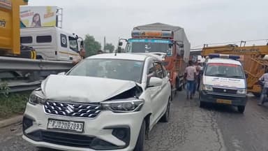 बहरोड़: बहरोड़ के जागुवाश चौक पर ट्रक ने आधा दर्जन वाहनों को मारी टक्कर , चालक फंसा केबिन में , लगा लंबा जाम