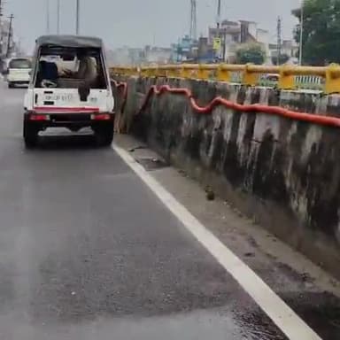 धनौरा: गजरौला हाईवे पर कांवड़ियों की सुरक्षा में एस्कॉर्ट करती दिखी पुलिस