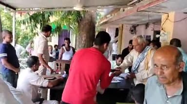 बिहटा: थाना  परिसर  मे भूमि  विवाद निपटारे को लेकर अंचलाधिकारी  के निर्देश पर प्रखंड से आये    लोगों के बीच  जनता दरबार लगा