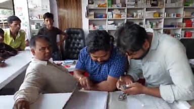 धमदाहा: कफ सिरप होने की सूचना पर उत्पाद विभाग एवं ड्रग्स विभाग की संयुक्त टीम ने धमदाहा में कई मेडिकल दुकानों पर की छापेमारी