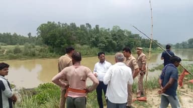 मोहनलालगंज: सई नदी में लाखों मछलियों की मौत के कारणों की जांच करने पहुंचे एसडीएम मोहनलालगंज हनुमान प्रसाद मौर्य