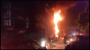 इंदौर: एमजी रोड क्षेत्र के कृष्णा पुरा छत्री के सामने कपड़े की दुकान में लगी आग, करोड़ों का माल जलकर हुआ खाक