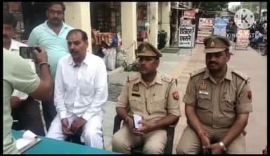 फिरोज़ाबाद: व्यापार मण्डल के पदाधिकारियों के साथ प्रभारी निरीक्षक यातायात द्वारा जैन मन्दिर चौराहे पर की गई एक मीटिंग आयोजित