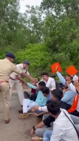 अभाविप बकावंड इकाई द्वारा शासकीय महाविद्यालय बकावंड में स्नातकोत्तर की शिक्षा प्रारंभ करने के विषय को लेकर एवं क्षेत्रीय विधायक के झूठे वादों के खिलाफ चक्का जाम कर शासन-प्रशासन का विरोध किया।

#ABVPForStudents