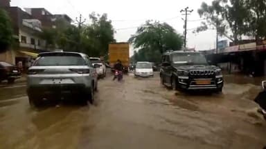 इटावा: नवीन मंडी के आसपास तेज बारिश के चलते इटावा-बरेली हाईवे पर हुआ भारी जलभराव, एसडीएम व सीओ ने पहुंचकर करवाया रूट डायवर्ट