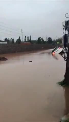 पंचकूला: सेक्टर-12A में भारी जलजमाव के कारण सड़क पर धंसी कार