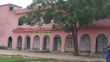 शेखपुरा जिला के बेलछी गाँव में सरकारी स्कूलों में.ये है बुरा हाल. आप देख सकते है.