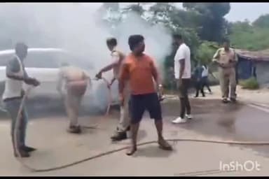 हरचंदपुर: KTL शोरूम के पास कार और बाइक में टक्कर 2 लोग घायल मौके पर पहुंची पुलिस ने कार सवार को लिया हिरासत में