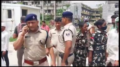 दरभंगा: दरभंगा प्रभास  यादव की मौत के बाद डीएसपी और असिस्टेंट कलेक्टर पहुंचे पोस्टमार्टम समझाने परिजनों को