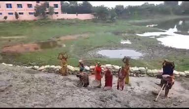 समस्तीपुर जिला के रुपनारायणपुर बेला पंचायत  के वार्ड संख्या 01 में मनरेगा योजना से पोखर उराही की जगह पोखर का कुछ भाग में मिट्टी भराई का कार्य मनरेगा मजदूरों द्वारा चल रही है मजदूर मेट शोभा देवी यह जानकारी दी।