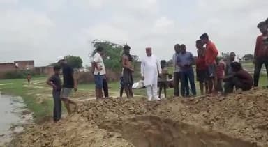 डलमऊ: मंगतन का डेरा गांव में तालाब में डूबकर पांच बच्चों की हुई मौत के बाद रविवार को पांचों शव को एक साथ किया गया दफन