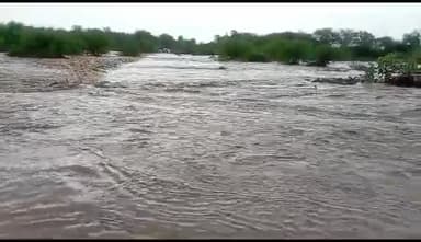 #जावाल क्षेत्र के आस पास के कही गावो में बारिश का दौर जारी गोल गांव के नदी में आया पानी नदी में पानी देखने उमड़ी भीड़